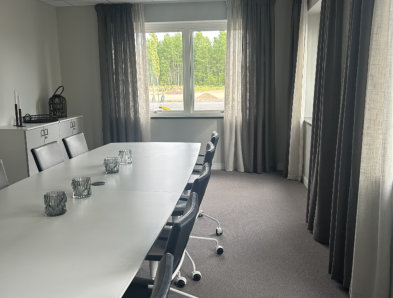 Konferenslokal Skövde – möteslokal med bord och stolar för upp till 12 personer